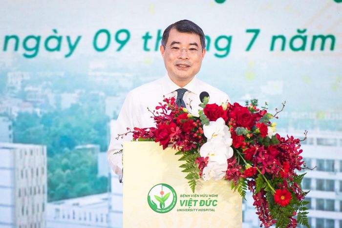  Phát biểu tại buổi lễ, Thủ tướng Lê Minh Hưng nhấn mạnh việc khai trương hoạt động hai bệnh viện Việt Đức và Bạch Mai cơ sở Ninh Bình có ý nghĩa quan trọng đối với ngành y tế, tỉnh Ninh Bình và các địa phương trong khu vực, đồng thời thể hiện quyết tâm cao của Đảng, Nhà nước, Chính phủ và Bộ Y tế trong việc bảo vệ, chăm sóc và nâng cao sức khỏe nhân dân. Ông đề nghị tỉnh Ninh Bình chỉ đạo các sở, ngành liên quan phối hợp hỗ trợ và thực hiện chức năng quản lý nhà nước đối với Bệnh viện Hữu nghị Việt Đức và Bệnh viện Bạch Mai cơ sở Ninh Bình theo quy định đối với đơn vị Trung ương đóng trên địa bàn; đồng thời yêu cầu hai bệnh viện đẩy mạnh đào tạo, chuyển giao kỹ thuật cho các bệnh viện tuyến dưới, trở thành hạt nhân kết nối y tế Trung ương với địa phương, chú trọng phát triển nguồn nhân lực, khoa học - công nghệ, đổi mới sáng tạo và chuyển đổi số. 