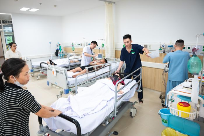  Những bệnh nhân được đưa vào phòng cấp cứu của bệnh viện trong ngày đầu cơ sở 2 hoạt động. 