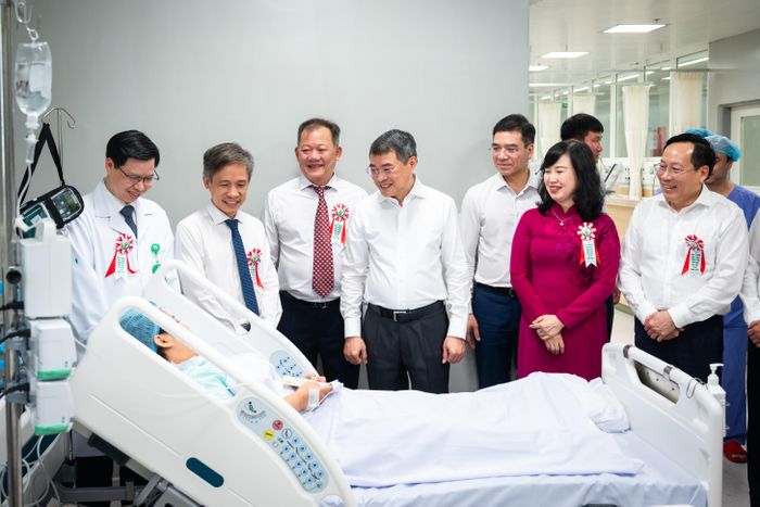  Thủ tướng Lê Minh Hưng, Bộ trưởng Y tế Đào Hồng Lan, và các lãnh đạo bộ, ban, ngành cũng đồng thời thăm hỏi và động viên các bệnh nhân đang khám và chữa bệnh tại Bệnh viện Hữu nghị Việt Đức cơ sở Ninh Bình. 