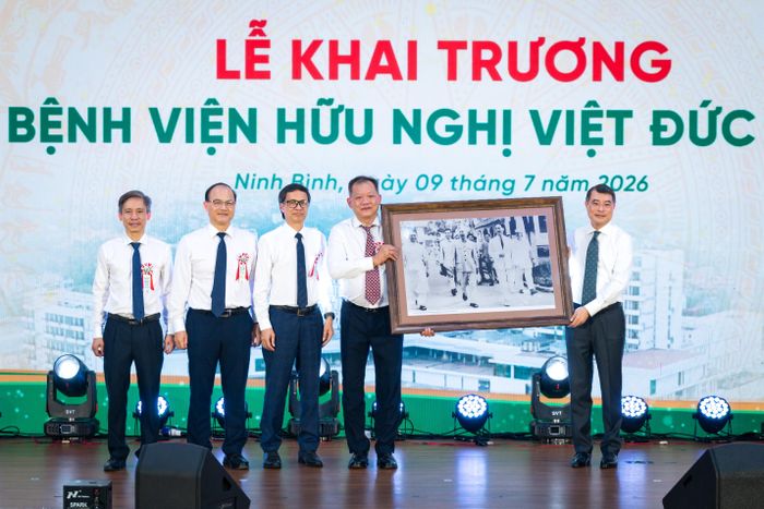  Thủ tướng Lê Minh Hưng trao quà lưu niệm tới lãnh đạo Bệnh viện Hữu nghị Việt Đức. PGS.TS Dương Đức Hùng - Bí thư Đảng ủy, Giám đốc Bệnh viện Hữu nghị Việt Đức nhấn mạnh: “Việc đưa Bệnh viện Hữu nghị Việt Đức cơ sở Ninh Bình vào hoạt động không chỉ mở rộng không gian phát triển của bệnh viện mà còn thể hiện quyết tâm đưa kỹ thuật y tế chuyên sâu đến gần hơn với người dân. Chúng tôi hướng tới xây dựng một cơ sở khám chữa bệnh hiện đại, an toàn, chất lượng, lấy người bệnh làm trung tâm, góp phần nâng cao chất lượng chăm sóc sức khỏe và thực hiện hiệu quả chủ trương giảm quá tải bệnh viện tuyến Trung ương”. 