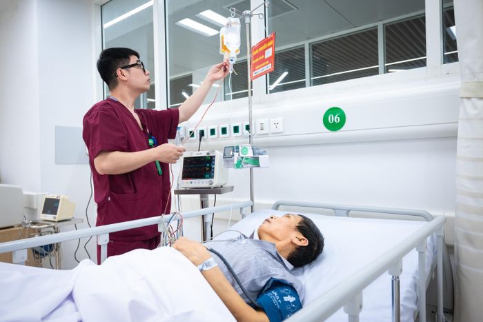  Tại đây, năng lực điều trị được xây dựng toàn diện cho nhiều chuyên khoa sâu như phẫu thuật thần kinh, tim mạch, gan mật, tiêu hóa, chấn thương chỉnh hình, sọ não, đầu mặt cổ, lồng ngực, cột sống, tiết niệu, vi phẫu, nhi khoa, hồi sức tích cực và cấp cứu ngoại viện. 