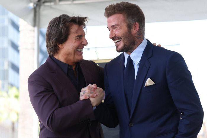  Tom Cruise chúc mừng David Beckham trong lễ gắn sao của cựu danh thủ người Anh trên Đại lộ Danh vọng Hollywood. Ảnh: Mario Anzuoni/Reuters.