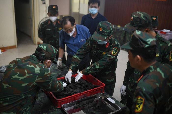  Từng bộ hài cốt được lực lượng chuyên môn cất bốc cẩn trọng. Các phần xương được làm sạch sơ bộ ngay tại hiện trường, kiểm đếm và sắp xếp theo đúng vị trí giải phẫu. 
