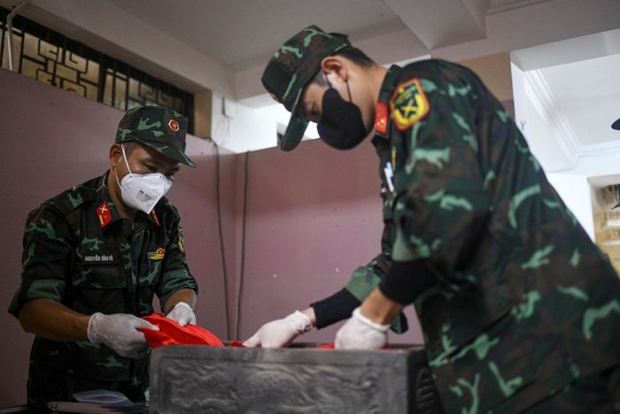  Lực lượng quy tập chuẩn bị sẵn bộ tiểu quách, chờ an vị bộ hài cốt đã quy tập. 