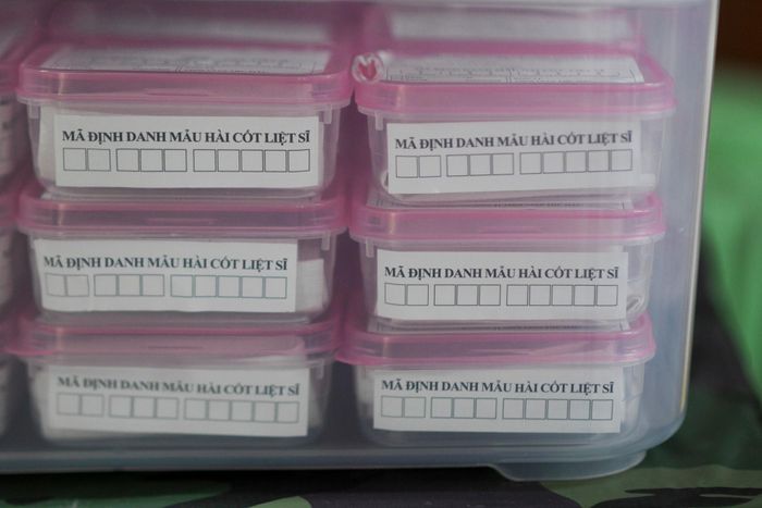  Việc giám định không chỉ dựa trên mẫu hài cốt. Cơ quan chức năng sẽ đối chiếu đồng thời với dữ liệu ADN của thân nhân, hồ sơ lưu trữ, tài liệu lịch sử và các di vật thu được tại hiện trường. Mỗi nguồn thông tin sẽ bổ sung cho nhau trong quá trình xác định danh tính các liệt sĩ.