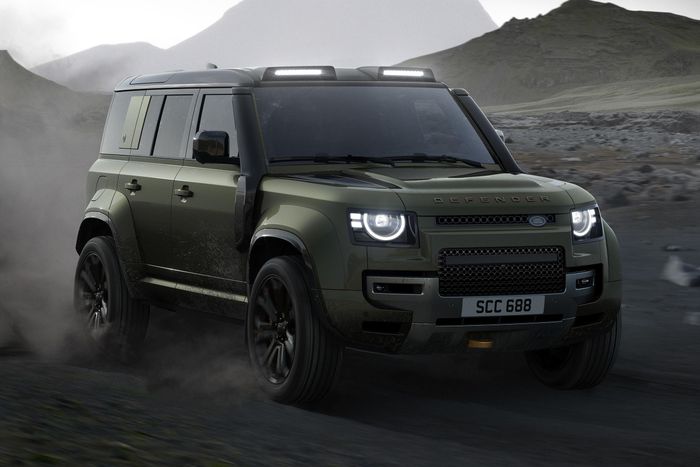 Defender OCTA vẫn được trang bị động cơ V8 twin-turbo 4.4L, tuy nhiên công suất giảm còn 540 mã lực và mô-men xoắn cực đại 750 Nm. Do đó, thông số này thấp hơn phiên bản hiện tại đến 95 mã lực.