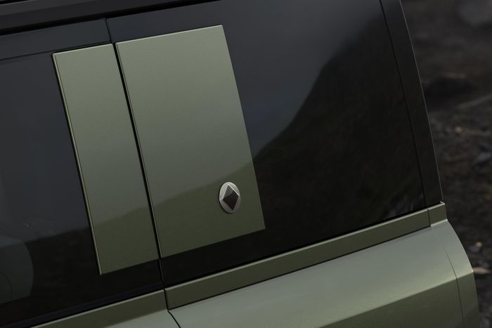 Với đời xe 2027 (MY27), Defender OCTA được bổ sung tùy chọn màu sơn xanh Woolstone Green, bên cạnh xám Borasco Grey, xám Charente Grey, xanh Sargasso Blue, đồng Petra Copper, trắng Patagonia White Matte Wrap và đen Narvik Black
