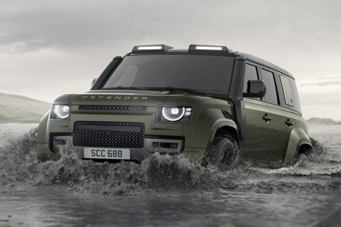 Ra mắt vào tháng 7/2024, Defender OCTA là biến thể hiệu năng cao của mẫu SUV địa hình Anh Quốc, vốn được định vị cạnh tranh sòng phẳng với Mercedes-AMG G 63.