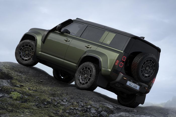 Defender OCTA và OCTA Black đều có cánh gió đuôi màu đen bóng, trong khi gói ngoại thất sợi carbon "Chopped Carbon Fibre" là tùy chọn lần đầu tiên dành cho OCTA Black.