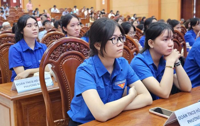  Em Khánh Ngọc chia sẻ quan điểm về những rào cản khiến người trẻ lựa chọn kết hôn và sinh con muộn. Ảnh: Nguyễn Thuận. 