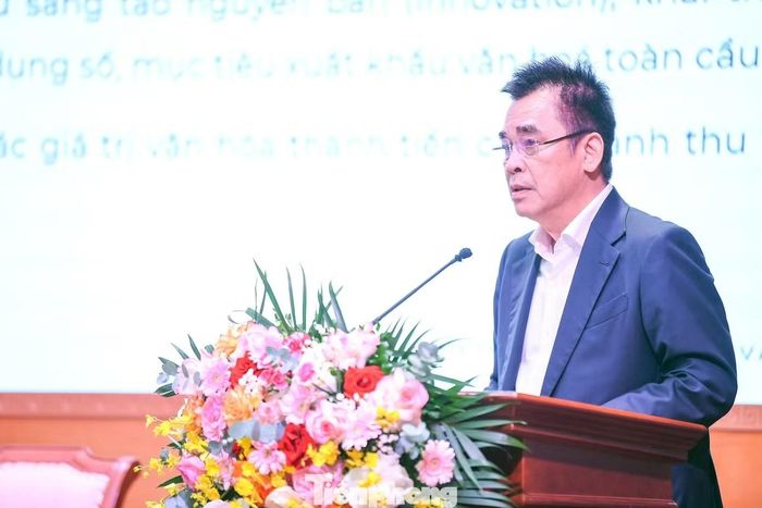  Ông Đinh Bá Thành nêu nhiều giải pháp để thúc đẩy phát triển công nghiệp văn hóa. Ảnh: Dương Triều. 