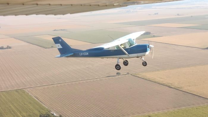  Hai phi công đang bay qua vùng nông thôn của Córdoba thì người hướng dẫn nhảy ra ngoài. Ảnh: Escuela de Vuelo Flying Parrot Córdoba/Facebook. 