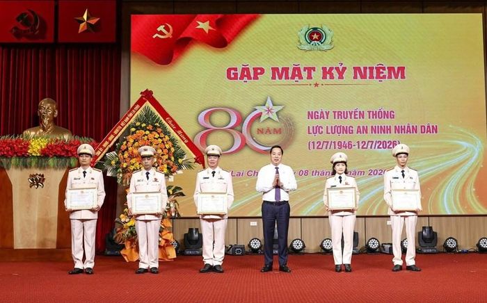 Trao tặng Bằng khen cho các cá nhân có thành tích xuất sắc tại buổi gặp mặt