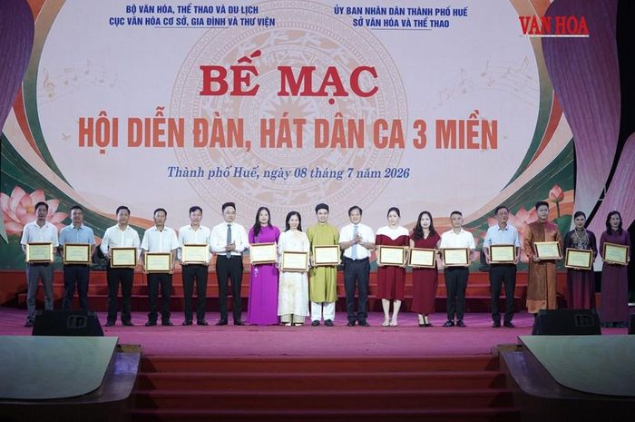 Ban tổ chức trao Huy chương Bạc cho các tiết mục