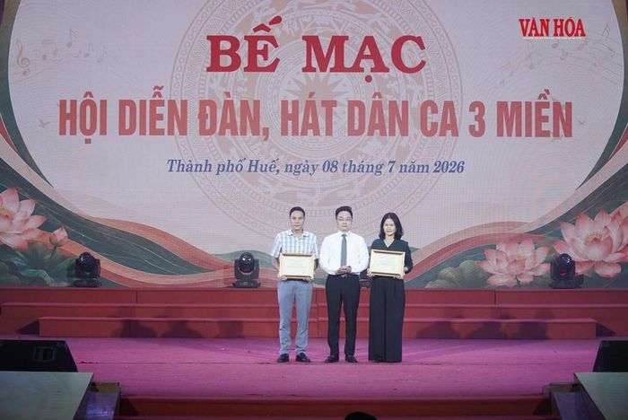 Cục Văn hóa cơ sở, Gia đình và Thư viện trao tặng Giấy khen cho 2 tập thể xuất sắc