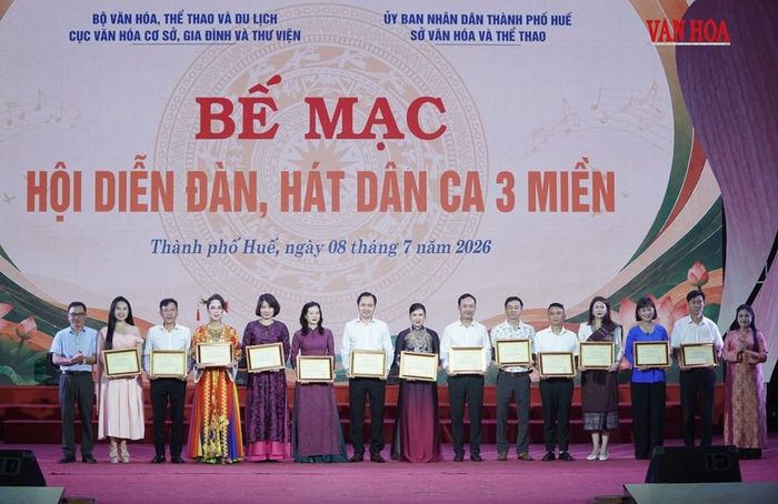 Ban tổ chức trao Huy chương Bạc cho các tiết mục