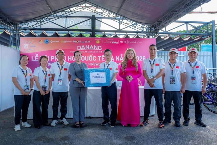 Phó Chủ tịch UBND TP. Đà Nẵng Nguyễn Thị Anh Thi (thứ tư từ trái sang) tặng quà động viên đội Trung Quốc