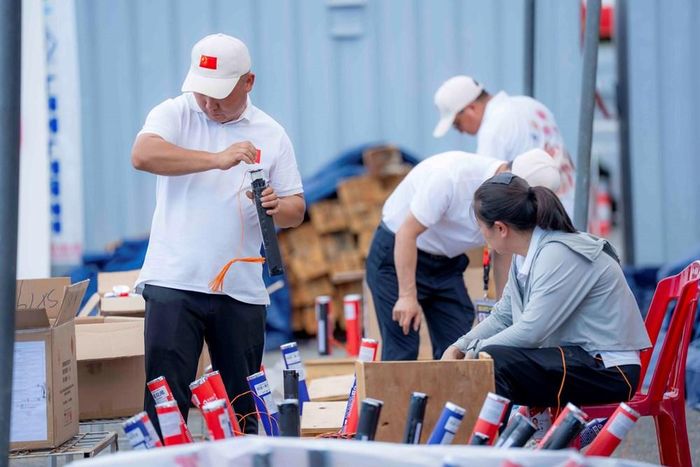 Các thành viên đội Trung Quốc đang chuẩn bị những công đoạn cuối cùng để có những màn pháo hoa đẹp mắt