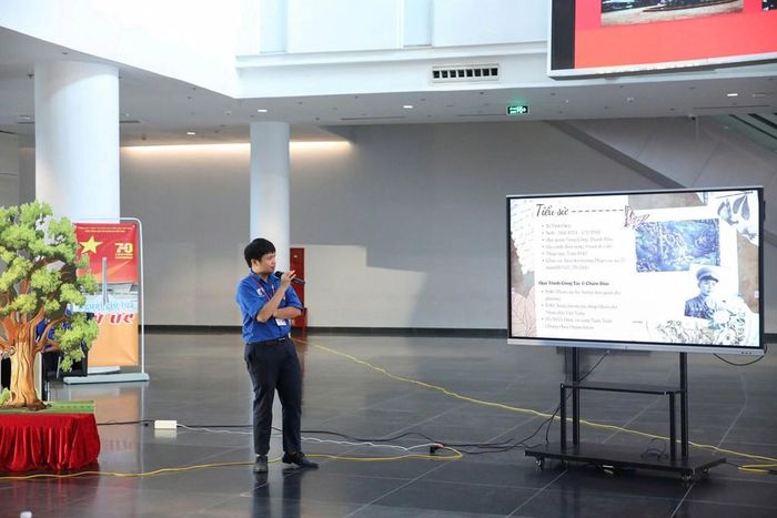 Đại diện CLB sinh viên tình nguyện khoa Di sản văn hóa, trường Đại học Văn hóa Hà Nội giới thiệu về chân dung và câu chuyện của Anh hùng LLVTND Tô Vĩnh Diện