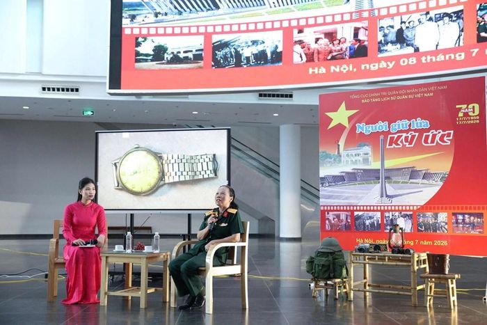 Thượng tá QNCN Trần Thanh Hằng, nguyên cán bộ sưu tầm Bảo tàng Lịch sử Quân sự Việt Nam giao lưu, kể lại những câu chuyện về hành trình thầm lặng của những người đi gom nhặt từng mảnh ký ức chiến tranh, giữ lửa và truyền lại cho thế hệ mai sau trong hoạt động “Tri ân ký ức - Gặp gỡ nhân chứng lịch sử”