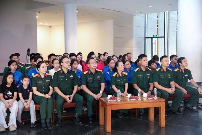 Các cán bộ, chiến sĩ, thanh niên tham dự chương trình