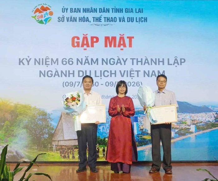 Bà Nguyễn Thị Thanh Lịch, Phó Chủ tịch UBND tỉnh Gia Lai trao quyết định công nhận điểm du lịch Vườn Quốc gia Kon Ka Kinh và điểm du lịch Yuragi Chaya Quy Nhơn