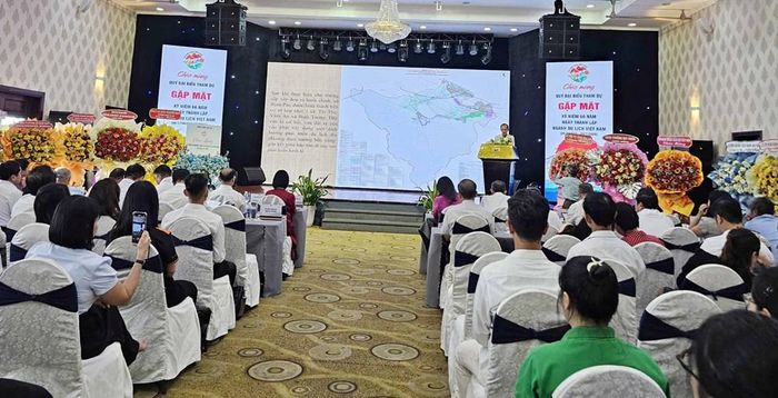 UBND xã Bình Phú trình bày về mô hình du lịch cộng đồng vùng đồng bào Bana Vĩnh An