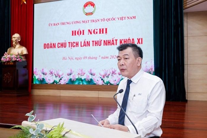 Phó Chủ tịch Ủy ban Trung ương MTTQ Việt Nam Nguyễn Đức Phong trình bày Báo cáo kết quả hoạt động công tác Mặt trận 6 tháng đầu năm, nhiệm vụ trọng tâm 6 tháng cuối năm 2026