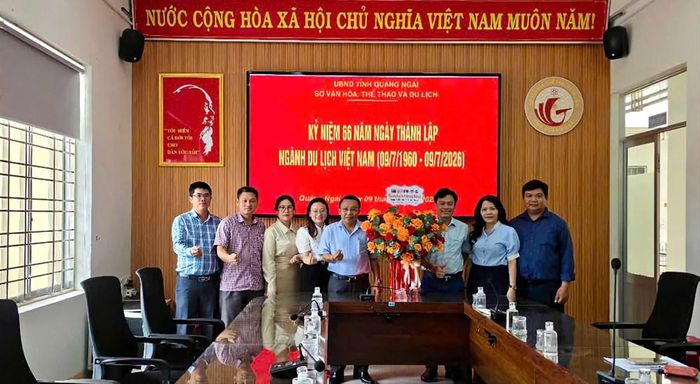 Đại diện lãnh đạo Sở VHTTDL tỉnh tặng hoa chúc mừng tập thể Phòng Quản lý Du lịch nhân ngày truyền thống của ngành Du lịch Việt Nam