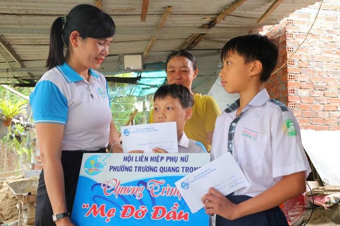 Chương trình "Mẹ đỡ đầu" đồng hành cùng hai con của chị Nguyễn Thị Liên Kết, giúp các em có thêm điều kiện học tập và phát triển