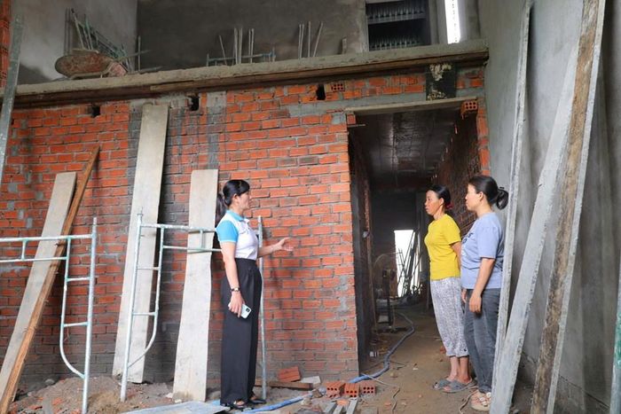 Ngôi nhà mới của gia đình chị Nguyễn Thị Liên Kết đang được xây dựng từ nguồn hỗ trợ Quỹ "Vì người nghèo" và sự chung tay của cộng đồng