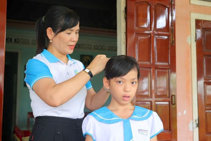 Những "Mẹ đỡ đầu" luôn dành sự yêu thương, chăm sóc và động viên em Đỗ Bùi Nhật Lệ trên hành trình trưởng thành