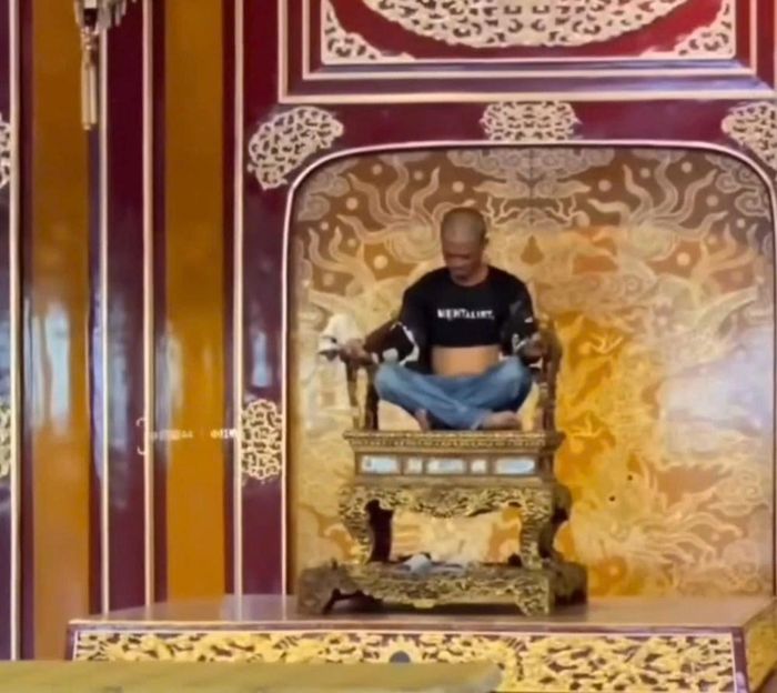 Đối tượng Hồ Văn Phương Tâm thời điểm xâm hại bảo vật quốc gia Ngai vua triều Nguyễn ngày 24.5.2025. Ảnh cắt từ clip.