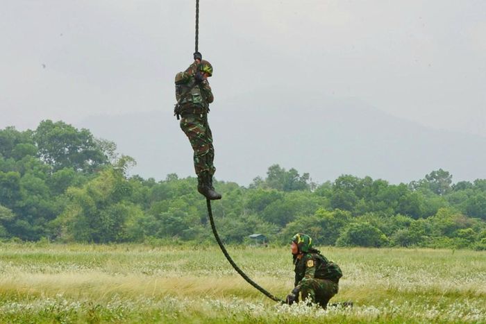 Khi trực thăng giữ trạng thái treo ổn định, các chiến sĩ đặc công nhanh chóng thực hiện bài đổ bộ bằng phương pháp tụt dây