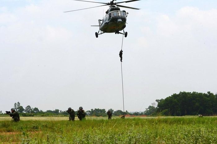 Trực thăng treo ở độ cao hơn 10 m để các chiến sĩ đặc công thực hành đổ bộ bằng phương pháp tụt dây