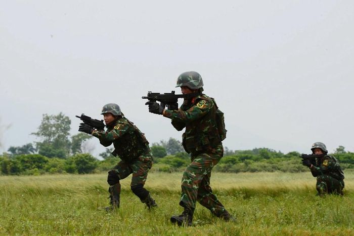 Tiếp đất an toàn, các chiến sĩ lập tức triển khai cảnh giới, bảo vệ khu vực để lực lượng phía sau tiếp tục đổ bộ