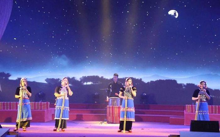 Tiết mục tốp ca Dưới ánh trăng - Giã gạo