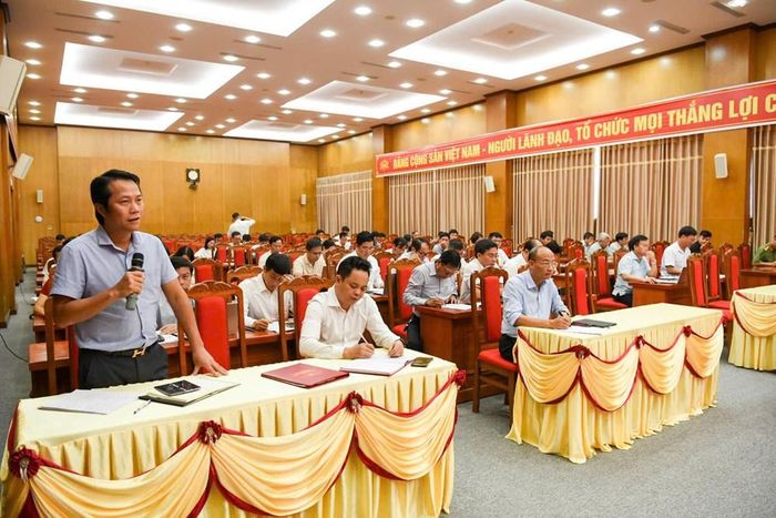 Đại diện các sở, ngành trả lời câu hỏi của phóng viên