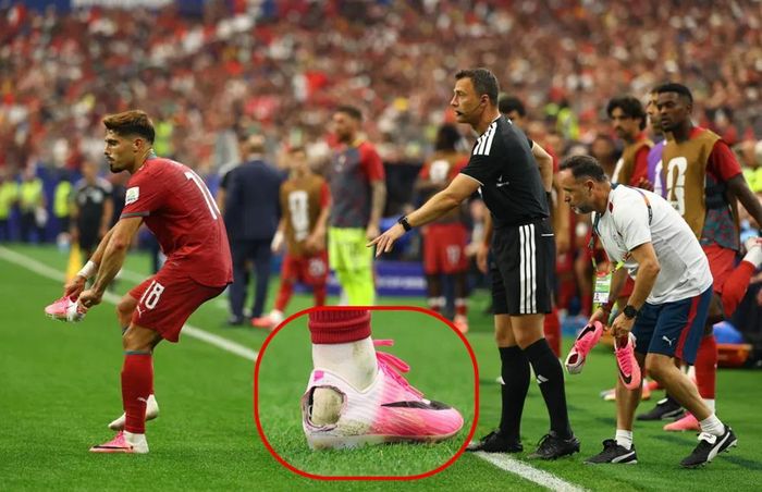 Pedro Neto với đôi giày bị khoét gót