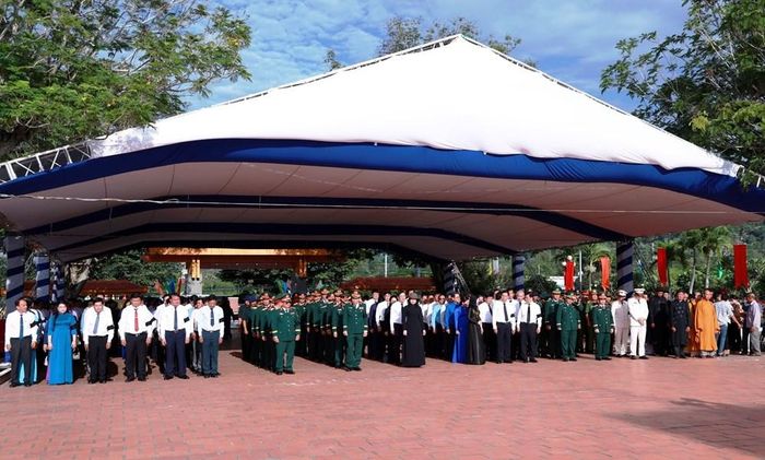 Các đại biểu Trung ương và địa phương tham dự Lễ viếng, truy điệu và an táng 235 hài cốt liệt sĩ