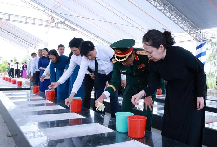 Bí thư Trung ương Đảng, Phó Chủ tịch nước Võ Thị Ánh Xuân và các đại biểu rải hoa, tiễn đưa các anh hùng liệt sĩ về nơi an nghỉ cuối cùng
