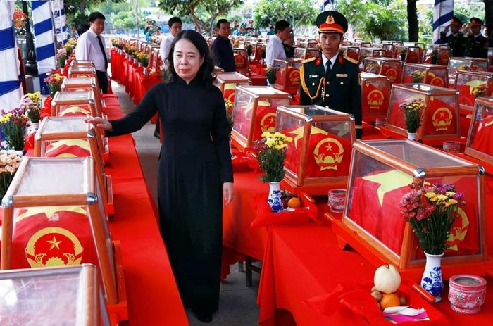 Bí thư Trung ương Đảng, Phó Chủ tịch nước Võ Thị Ánh Xuân tại lễ an táng 235 hài cốt liệt sĩ