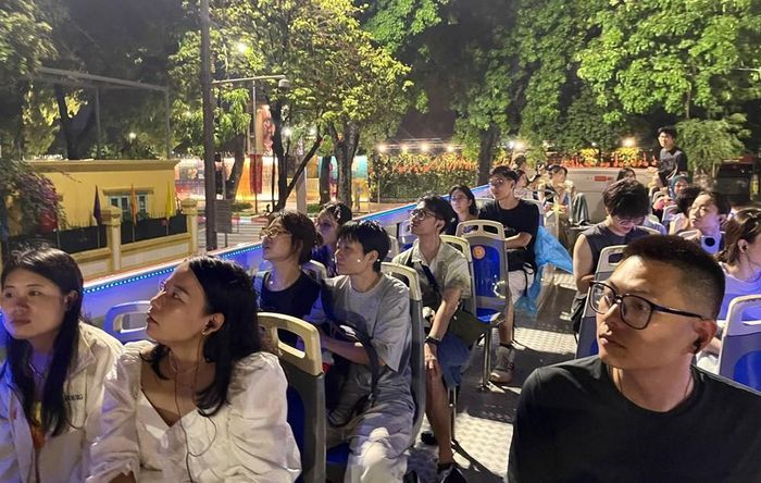 Tour đêm đưa du khách khám phá Hà Nội bằng xe bus 2 tầng. Ảnh: TC