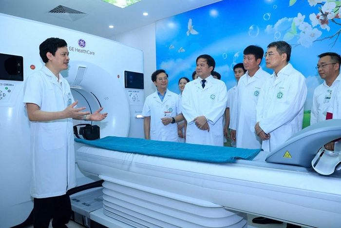 Thủ tướng cùng với các đại biểu tham quan cơ sở vật chất các phòng khoa khám chữa bệnh tại Bệnh viện Bạch Mai cơ sở Ninh Bình