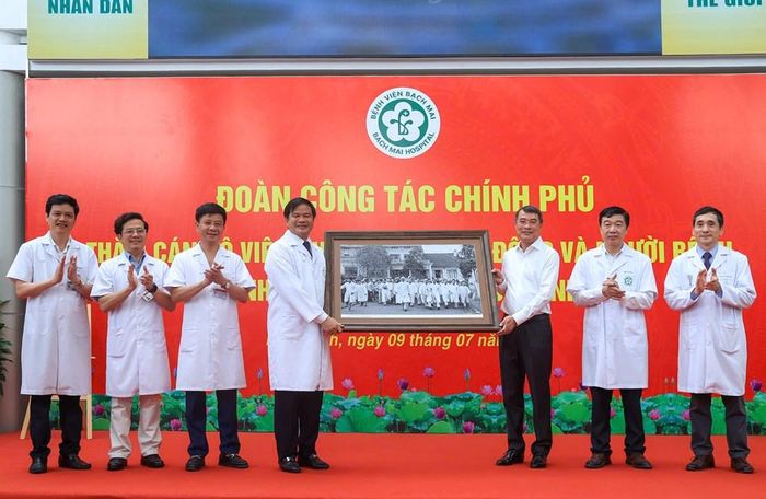 Thủ tướng Lê Minh Hưng tặng Bệnh viện Việt Đức bức ảnh Bác Hồ về thăm Bệnh viện năm 1956