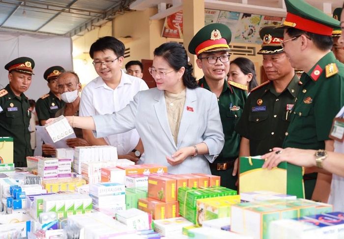 Cục Quân y Việt Nam, Lào tham quan khu vực cấp phát thuốc miễn phí