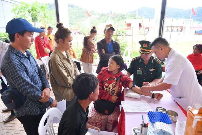 Người dân Lào ở khu vực biên giới được các bác sĩ quân y tư vấn sức khỏe, cấp thuốc miễn phí