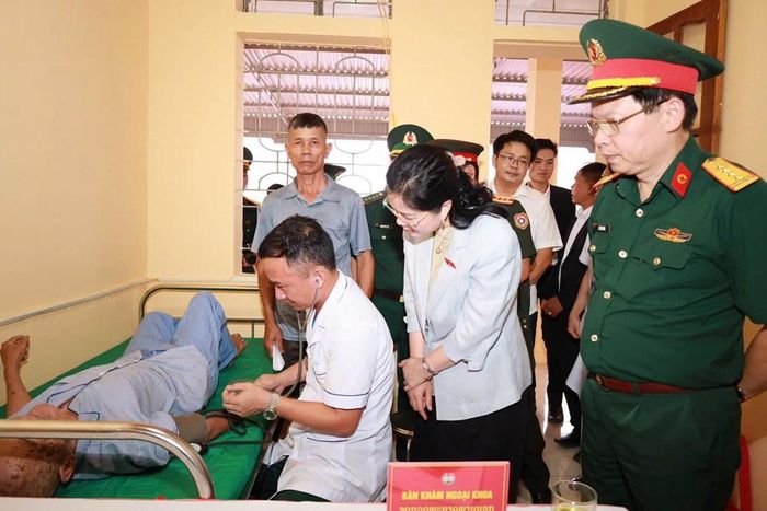 Bác sĩ quân y khám bệnh cho người dân xã Kim Bảng