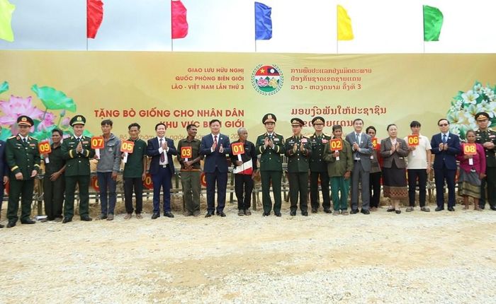 Đại tướng Phan Văn Giang và Đại tướng Khamliang Outhakaysone trao bò giống tặng các hộ dân của Lào ở khu vực biên giới