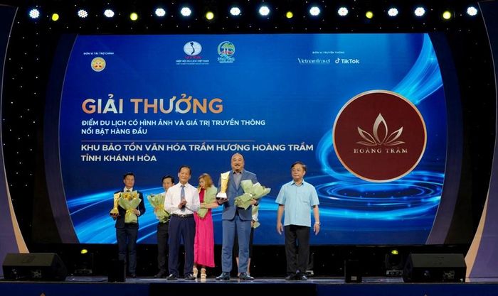 Phó Cục trưởng Cục Du lịch Quốc gia Việt Nam Phạm Văn Thủy và Phó Chủ tịch Hiệp hội Du lịch Việt Nam Nguyễn Hồng Hải trao Giải thưởng Điểm du lịch có hình ảnh và giá trị truyền thông nổi bật hàng đầu
